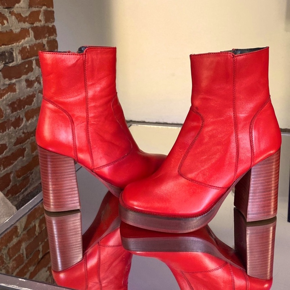 Genuine leather heel boots, size 6, never worn, brand: Nastygal